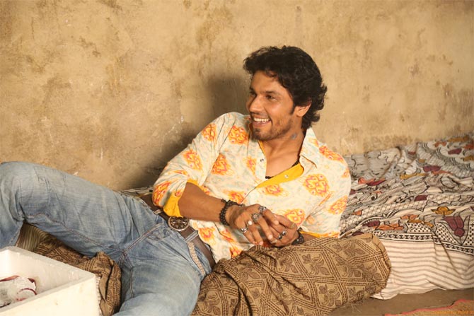 Randeep's 'thief market' look in 'red color'! | ‘लाल रंग’ मध्ये रणदीपचा ‘चोर बाजार’ लुक ! Randeep's 'thief market' look in 'red color'! | ‘लाल रंग’ मध्ये रणदीपचा ‘चोर बाजार’ लुक !