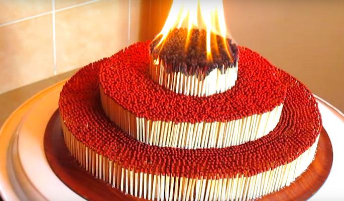 Burning cake from matchboxes | ​आगपेटीच्या काड्यांपासून बर्निंग केक