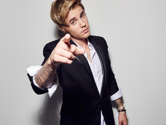 Under the ears of Justin Fans | जस्टिनने लगावली फॅन्सच्या कानाखाली Under the ears of Justin Fans | जस्टिनने लगावली फॅन्सच्या कानाखाली