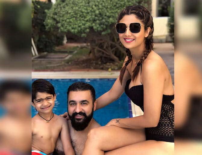 Shilpa Shetty arrives in Dubai for New Year Celebration, see photo! | न्यू इअर सेलिब्रेशनसाठी शिल्पा शेट्टी फॅमिलीसह पोहोचली दुबईला, पाहा फोटो! Shilpa Shetty arrives in Dubai for New Year Celebration, see photo! | न्यू इअर सेलिब्रेशनसाठी शिल्पा शेट्टी फॅमिलीसह पोहोचली दुबईला, पाहा फोटो!
