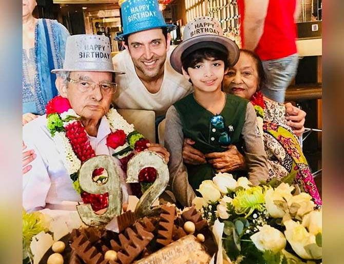 Hrithik Roshan celebrates 96th birthday, photo! | हृतिक रोशनने साजरा केला आजोबांचा ९२वा वाढदिवस, पाहा फोटो! Hrithik Roshan celebrates 96th birthday, photo! | हृतिक रोशनने साजरा केला आजोबांचा ९२वा वाढदिवस, पाहा फोटो!