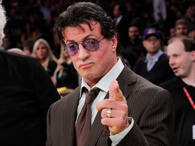 Stallone does not think of committing suicide? | स्टेलॉन आत्महत्त्या करण्याचा तर विचार करत नाही ना? Stallone does not think of committing suicide? | स्टेलॉन आत्महत्त्या करण्याचा तर विचार करत नाही ना?