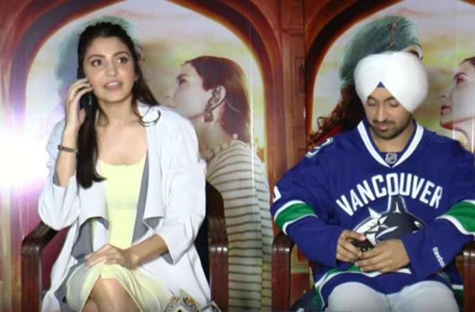 Anushka Sharma took the reporter's mobile and said, "Your daughter is taking my interview! | अनुष्का शर्माने रिपोर्टरचा मोबाइल घेऊन म्हटले, आंटी तुमची मुलगी माझा इंटरव्ह्यू घेत आहे! Anushka Sharma took the reporter's mobile and said, "Your daughter is taking my interview! | अनुष्का शर्माने रिपोर्टरचा मोबाइल घेऊन म्हटले, आंटी तुमची मुलगी माझा इंटरव्ह्यू घेत आहे!