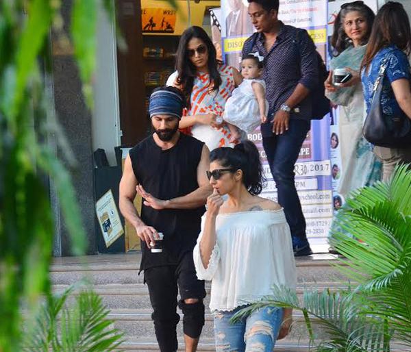 SEE PIC: When Michele goes after lunch with her parents ...! | SEE PIC : क्युट मीशा जेव्हा मम्मी-पप्पाबरोबर लंचसाठी जाते...! SEE PIC: When Michele goes after lunch with her parents ...! | SEE PIC : क्युट मीशा जेव्हा मम्मी-पप्पाबरोबर लंचसाठी जाते...!