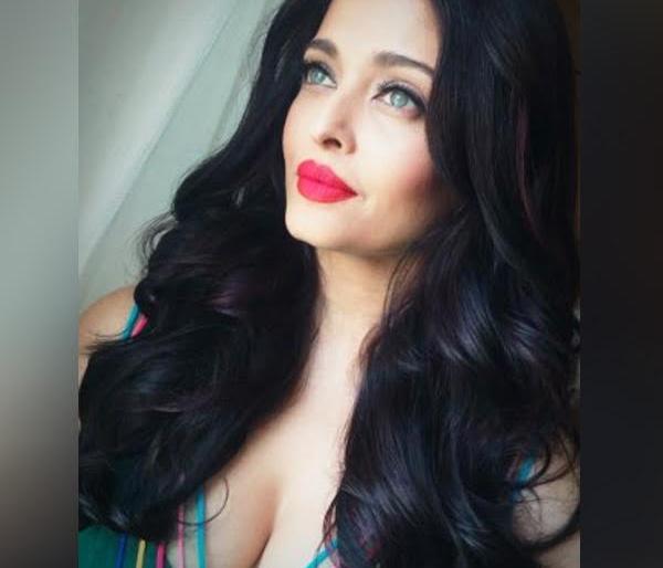 Cannes 2017: Aishwarya Rai beauty opens in green gown on red carpet !! | Cannes 2017 : रेड कार्पेटवर हिरव्या गाउनमध्ये खुलले ऐश्वर्या रायचे सौंदर्य!! Cannes 2017: Aishwarya Rai beauty opens in green gown on red carpet !! | Cannes 2017 : रेड कार्पेटवर हिरव्या गाउनमध्ये खुलले ऐश्वर्या रायचे सौंदर्य!!