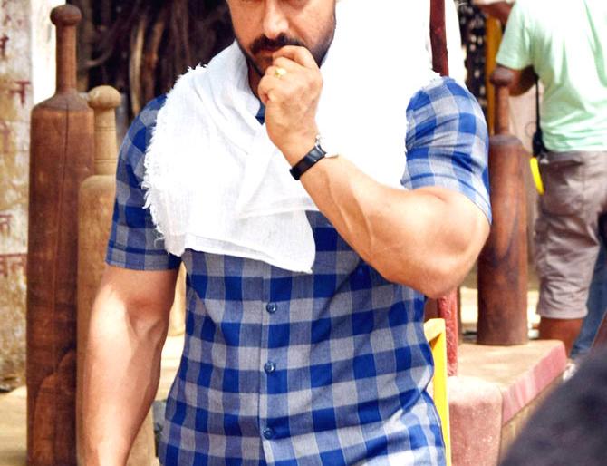 Aamir will visit 'why marriage?' | आमिर कुणाला भेट देणार ‘शादी का जोडा’? Aamir will visit 'why marriage?' | आमिर कुणाला भेट देणार ‘शादी का जोडा’?