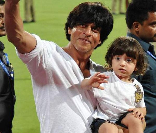 Watch Video: Abraam has made Dada with Pappa Shah Rukh Khan from the film 'Daabu'! | Watch Video : अबरामने ‘या’ चित्रपटातून पप्पा शाहरूख खानसोबत केला डेब्यू! Watch Video: Abraam has made Dada with Pappa Shah Rukh Khan from the film 'Daabu'! | Watch Video : अबरामने ‘या’ चित्रपटातून पप्पा शाहरूख खानसोबत केला डेब्यू!