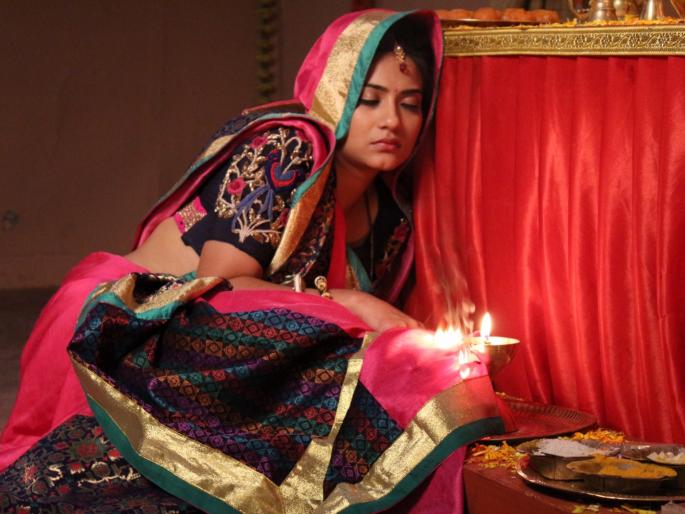 Aditi Sharma's saree fire on the sets of Ganga | गंगा मालिकेच्या सेटवर आदिती शर्माच्या साडीला लागली आग Aditi Sharma's saree fire on the sets of Ganga | गंगा मालिकेच्या सेटवर आदिती शर्माच्या साडीला लागली आग