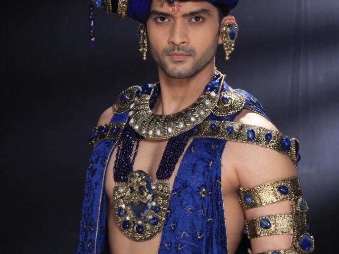 Aditya Radge Banerjee for the series 'Poros' | ​आदित्य रेडजीने पोरस या मालिकेसाठी केले मुंडन