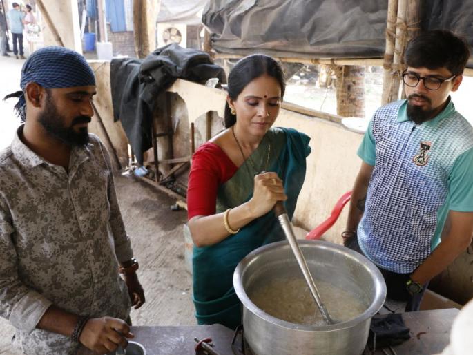 Aishwarya Narkar made the coconut made on the set of Lake My Ladki | ​ऐश्वर्या नारकर यांनी 'लेक माझी लाडकी'च्या सेटवर बनवल्या नारळाच्या वड्या