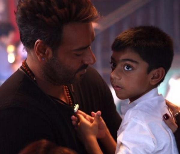 Did you see this beautiful photo of Ajay Devgan's son Yuga? | अजय देवगणचा मुलगा युगसोबतचा हा सुंदर फोटो तुम्ही बघितला काय?