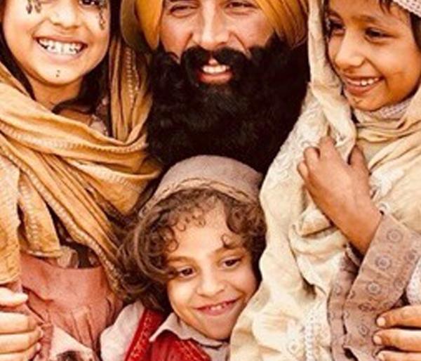 Akshay Kumar's fun with the kids at the set of Kesari | केसरीच्या सेटवर अक्षय कुमारची लहान मुलांसोबत मस्ती