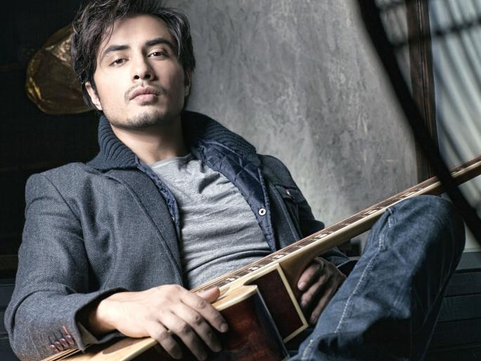 Ali Zafar to be set up in 141 schools | अली जफर उभारणार १४१ शाळा Ali Zafar to be set up in 141 schools | अली जफर उभारणार १४१ शाळा