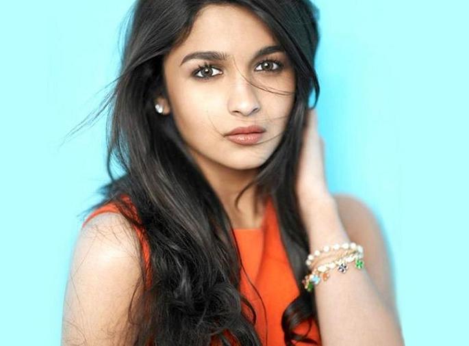 OMG !! Karan Johar gave alia Bhatt to lakhs of votes but refuses to become Prabhas' Heroine! | OMG !! ​करण जोहरने लाख मनधरणी करूनही आलिया भट्टने दिला प्रभासची हिरोईन बनण्यास नकार!!