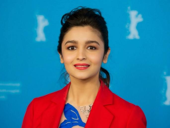 Aliya Bhatt does not know how to clean the bathroom | आलिया भट्टला कळत नाही कसे करायचे बाथरुम साफ Aliya Bhatt does not know how to clean the bathroom | आलिया भट्टला कळत नाही कसे करायचे बाथरुम साफ