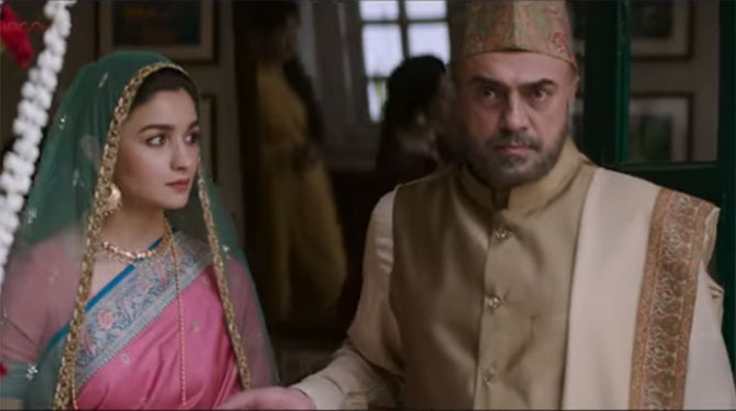 So in 'Razi' movie, this scene was completed in 175 times. | म्हणून 'राजी' सिनेमातल्या या सीनसाठी तब्बल 175 वेळा नेसावी लागली आलियाला साडी! So in 'Razi' movie, this scene was completed in 175 times. | म्हणून 'राजी' सिनेमातल्या या सीनसाठी तब्बल 175 वेळा नेसावी लागली आलियाला साडी!