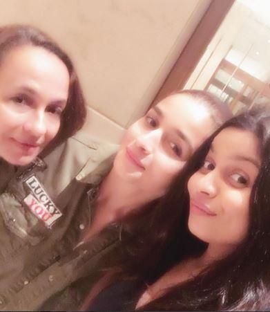 Night out of Bhat Girls | भट्ट गर्ल्सचे नाईट आऊट Night out of Bhat Girls | भट्ट गर्ल्सचे नाईट आऊट