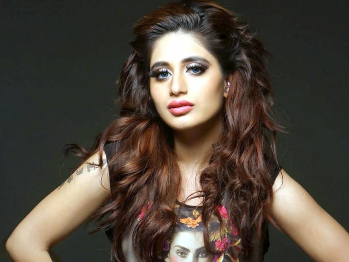 Imran Hashmi's heroine draws out in the streets! | इमरान हाश्मीची हिरोईन रस्त्यांवर काढतेय रात्र! Imran Hashmi's heroine draws out in the streets! | इमरान हाश्मीची हिरोईन रस्त्यांवर काढतेय रात्र!