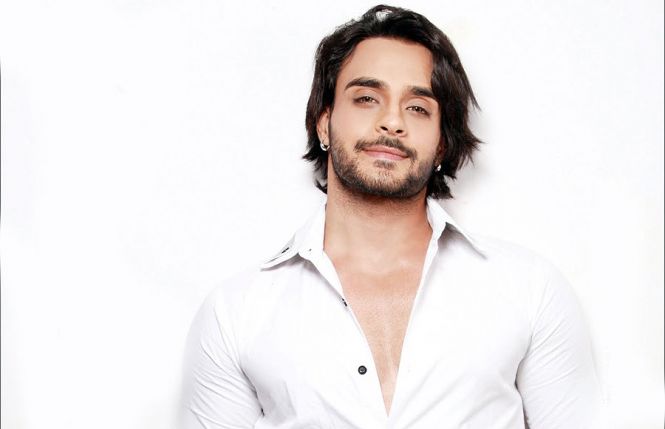Angad laughs to see two and a half kilos in love | अंगद हसिजा झळकणार ढाई किलो प्रेममध्ये Angad laughs to see two and a half kilos in love | अंगद हसिजा झळकणार ढाई किलो प्रेममध्ये