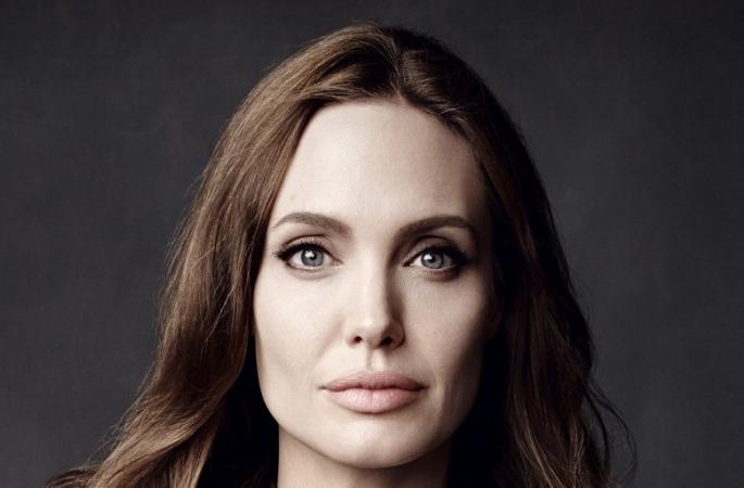Angelina's team for divorce from divorce | घटस्फोटासाठी अॅँजेलिनाकडून वकिलांची टीम Angelina's team for divorce from divorce | घटस्फोटासाठी अॅँजेलिनाकडून वकिलांची टीम