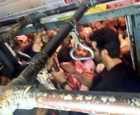 Anil Kapoor's stunts in the locality, Railway notice | ​अनिल कपूरला लोकलमधील स्टंटबाजी पडली महागात, रेल्वेची नोटीस