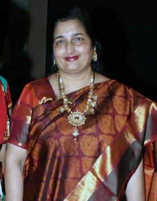 Anuradha Paudwal stopped being punched | अनुराधा पौडवाल यांनी पाश्र्वगायन केले बंद