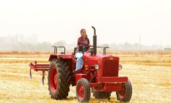 Ankka is running tractor? | अनुष्का चालवतेय ट्रॅक्टर? Ankka is running tractor? | अनुष्का चालवतेय ट्रॅक्टर?