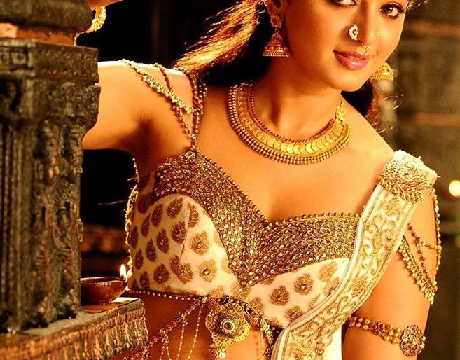 Devasena Anushka Shetty owns property worth 140 crores, listening to the figure will turn your eyes white! | 'देवसेना’ अनुष्का शेट्टी 140 कोटी रुपये संपत्तीची मालकीण,आकडा ऐकून तुमचेही डोळे पांढरे होतील! Devasena Anushka Shetty owns property worth 140 crores, listening to the figure will turn your eyes white! | 'देवसेना’ अनुष्का शेट्टी 140 कोटी रुपये संपत्तीची मालकीण,आकडा ऐकून तुमचेही डोळे पांढरे होतील!