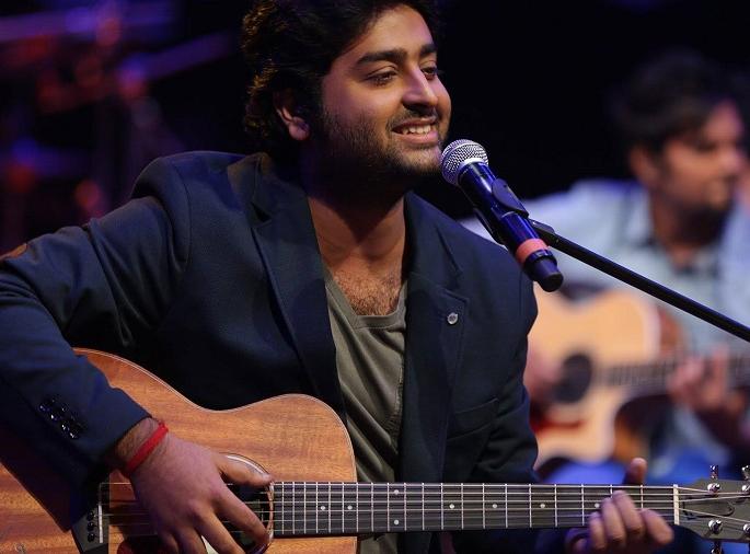 Arijit seems to be ashamed of his own voice! | अरिजितला वाटतेय स्वत:च्या आवाजाची लाज!