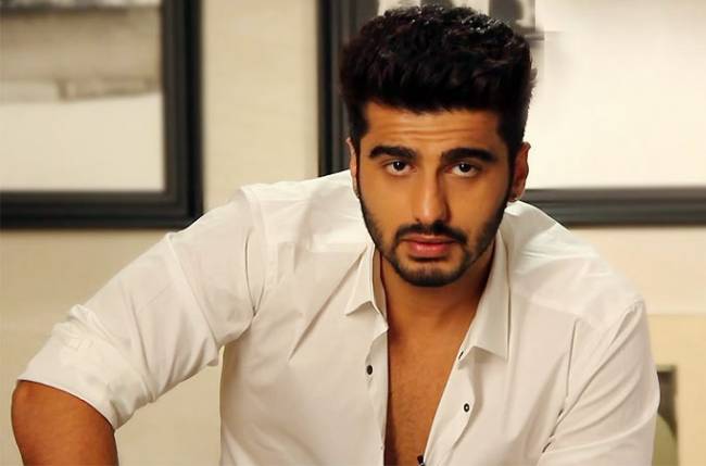 See Pics: Arjun Kapoor walks on a Terrace gym! | See Pics : अर्जुन कपूर ‘टेरेस जिम’वर असा चालला हातोडा...!