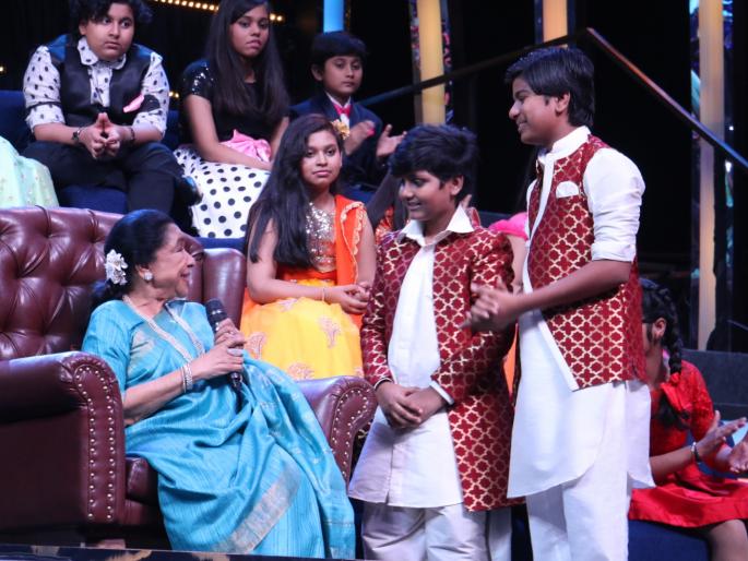 Asha Bhosale has assisted the participants of Shergut's Little Champs | आशा भोसले यांनी केली सारेगमपा लिटल चॅम्प्सच्या स्पर्धकाला मदत