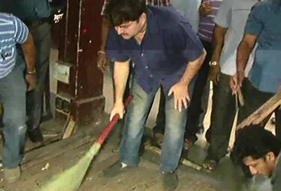Actor Prashant Damle's broom to clean the theater | नाट्यगृहाच्या सफाईसाठी अभिनेता प्रशांत दामलेंच्या हाती झाडू Actor Prashant Damle's broom to clean the theater | नाट्यगृहाच्या सफाईसाठी अभिनेता प्रशांत दामलेंच्या हाती झाडू
