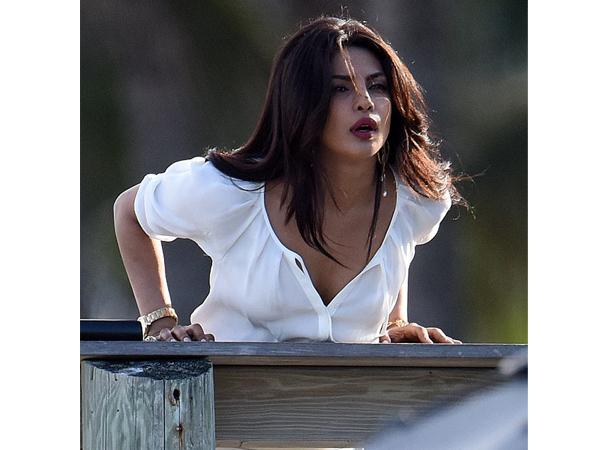 Priyanka's 'Beauchatch' look-out | प्रियंकाचा ‘बेवॉच’ लूक आऊट