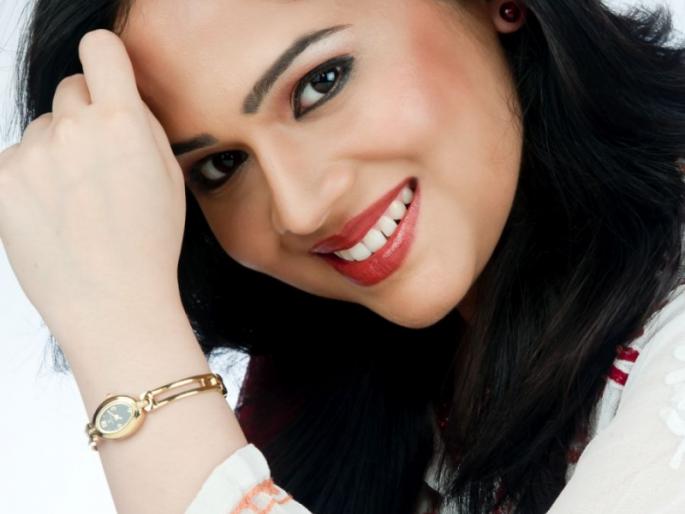 Bella Shende sang the title song | बेला शेंडेने गायले टायटल साँग Bella Shende sang the title song | बेला शेंडेने गायले टायटल साँग