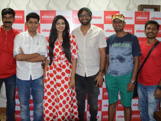 Vaibhav's philosopher and Pooja Sawant gave a public meeting to the office of 'Ghetto Tu Re' | 'भेटली तू पुन्हा'च्या टीममधील वैभव तत्त्ववादी आणि पूजा सावंत यांनी लोकमत ऑफिसला दिली भेट Vaibhav's philosopher and Pooja Sawant gave a public meeting to the office of 'Ghetto Tu Re' | 'भेटली तू पुन्हा'च्या टीममधील वैभव तत्त्ववादी आणि पूजा सावंत यांनी लोकमत ऑफिसला दिली भेट