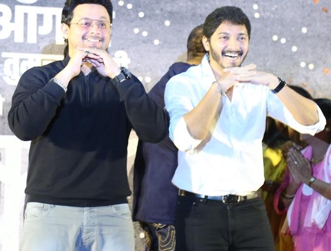 Rohit Shetty, Tusshar Kapoor, Bobby Deol and Shreyas Talpade have been present in the presence of the artists. | रोहित शेट्टी, तुषार कपूर, बॉबी देओल आणि श्रेयस तळपदे या कलाकरांच्या उपस्थितीत झाले 'भिकारी' सिनेमाचे साँग लॉंन्च Rohit Shetty, Tusshar Kapoor, Bobby Deol and Shreyas Talpade have been present in the presence of the artists. | रोहित शेट्टी, तुषार कपूर, बॉबी देओल आणि श्रेयस तळपदे या कलाकरांच्या उपस्थितीत झाले 'भिकारी' सिनेमाचे साँग लॉंन्च