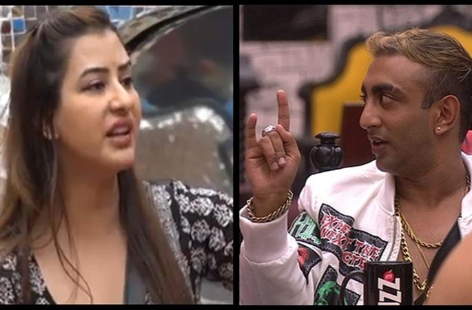 Bigg Boss 11: Rasa from the Big Boss house; The sky climax reached 150 km ahead of the brutality! | Bigg Boss 11 : बिग बॉसच्या घरात किसवरून राडा; आकाश ददलानीने १५० कामेऱ्यांसमोर गाठला निर्लज्जपणाचा कळस ! Bigg Boss 11: Rasa from the Big Boss house; The sky climax reached 150 km ahead of the brutality! | Bigg Boss 11 : बिग बॉसच्या घरात किसवरून राडा; आकाश ददलानीने १५० कामेऱ्यांसमोर गाठला निर्लज्जपणाचा कळस !