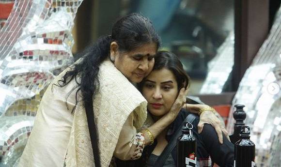 So, 'Bhabhiji' Shilpa Shinde escaped from Boyfriend without marrying, the story of a girl breaking the marriage! | म्हणून ‘भाभीजी’ शिल्पा शिंदे लग्न न करता बॉयफ्रेंडपासून पळाली,आईनं सांगितली ठरलेलं लग्न मोडल्याची गोष्ट !