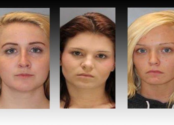 The boastful brawl of bikini lalana | ​बिकीनी ललनांचे घमासान भांडण