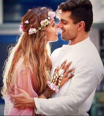 Karan says, 'Bipes is a pink angel!' | करण म्हणतो,‘बिप्स म्हणजे गुलाबी परी!’