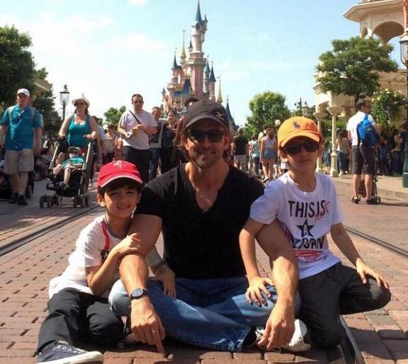 Daddy Hrithik's Spaniard trip with the kids! | डॅडी हृतिकची मुलांसोबत स्पेनला ट्रीप! Daddy Hrithik's Spaniard trip with the kids! | डॅडी हृतिकची मुलांसोबत स्पेनला ट्रीप!