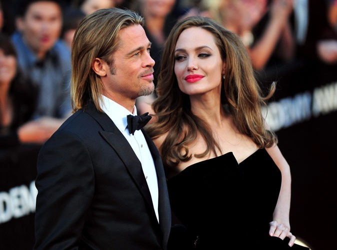 SEE PICS: Angelina Jolie purchased Elizabeth House after splitting with Brad Pitt! | SEE PICS : ब्रॅड पिटशी विभक्त झाल्यानंतर अ‍ॅँजेलिना जोलीने खरेदी केले आलिशान घर!