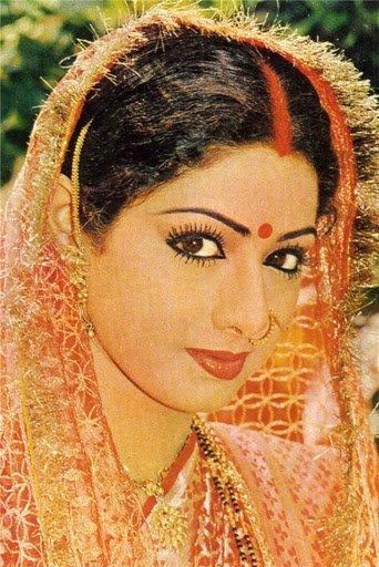 Sridevi's body is decorated like a bride | वधूप्रमाणे सजवले गेले आहे श्रीदेवी यांचे पार्थिव Sridevi's body is decorated like a bride | वधूप्रमाणे सजवले गेले आहे श्रीदेवी यांचे पार्थिव