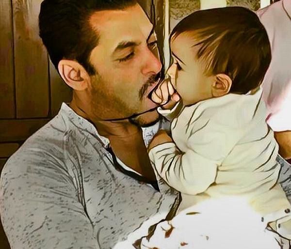 Watch Video: Did you see the fight of Mama Salman Khan and Bhacha Ahil? | Watch Video : मामा सलमान खान अन् भाचा आहिल यांची फाइट तुम्ही बघितली काय? Watch Video: Did you see the fight of Mama Salman Khan and Bhacha Ahil? | Watch Video : मामा सलमान खान अन् भाचा आहिल यांची फाइट तुम्ही बघितली काय?