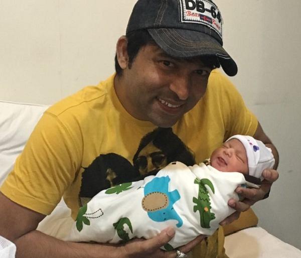 Comedian Chandan Prabhakar became father; Baby's first cute photo shared !! | कॉमेडियन चंदन प्रभाकर बनला बाप; बेबीचा पहिलाच क्यूट फोटो केला शेअर!! Comedian Chandan Prabhakar became father; Baby's first cute photo shared !! | कॉमेडियन चंदन प्रभाकर बनला बाप; बेबीचा पहिलाच क्यूट फोटो केला शेअर!!