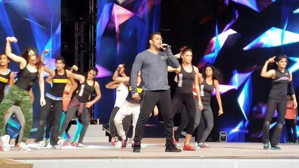 Video: Salman Khan's 'The Bank Tour' rehearsal watch video! | Video : सलमान खानच्या ‘द बॅँग टूर’च्या रिहर्सलचा पहा व्हिडीओ! Video: Salman Khan's 'The Bank Tour' rehearsal watch video! | Video : सलमान खानच्या ‘द बॅँग टूर’च्या रिहर्सलचा पहा व्हिडीओ!