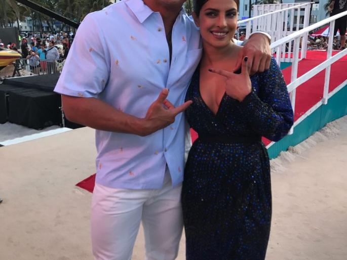 Dwayne Johnson's gone, everyone has done Priyanka Chopra in front of everyone !! | ​ड्वेन जॉन्सनचा गेला तोल, सगळ्यांसमोर प्रियांका चोप्रासोबत केले भलतेच!!
