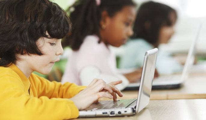 Internet access is dangerous for children | इंटरनेटचा अतिवापर मुलांसाठी घातक