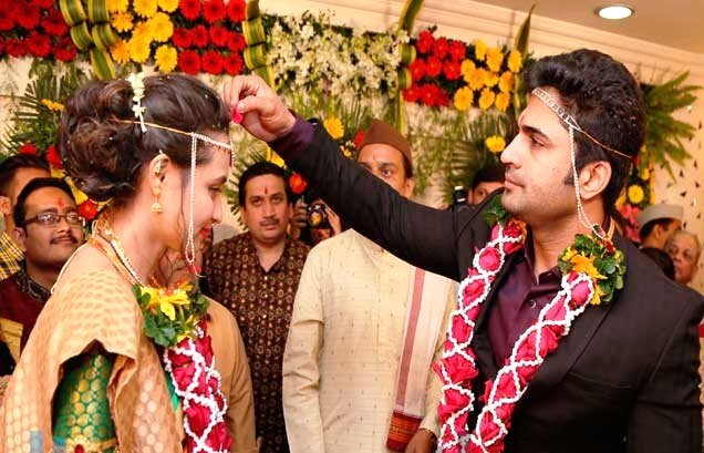 Chinmay and Girija get stuck in marriage | चिन्मय आणि गिरिजा अडकले लग्नाच्या बेडीत Chinmay and Girija get stuck in marriage | चिन्मय आणि गिरिजा अडकले लग्नाच्या बेडीत