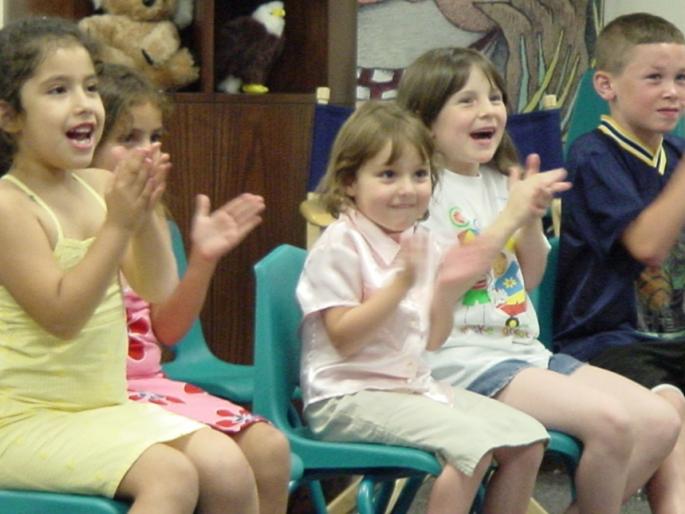 This school is banned from playing clowns | या शाळेत आहे टाळ्या वाजविण्यास बंदी This school is banned from playing clowns | या शाळेत आहे टाळ्या वाजविण्यास बंदी